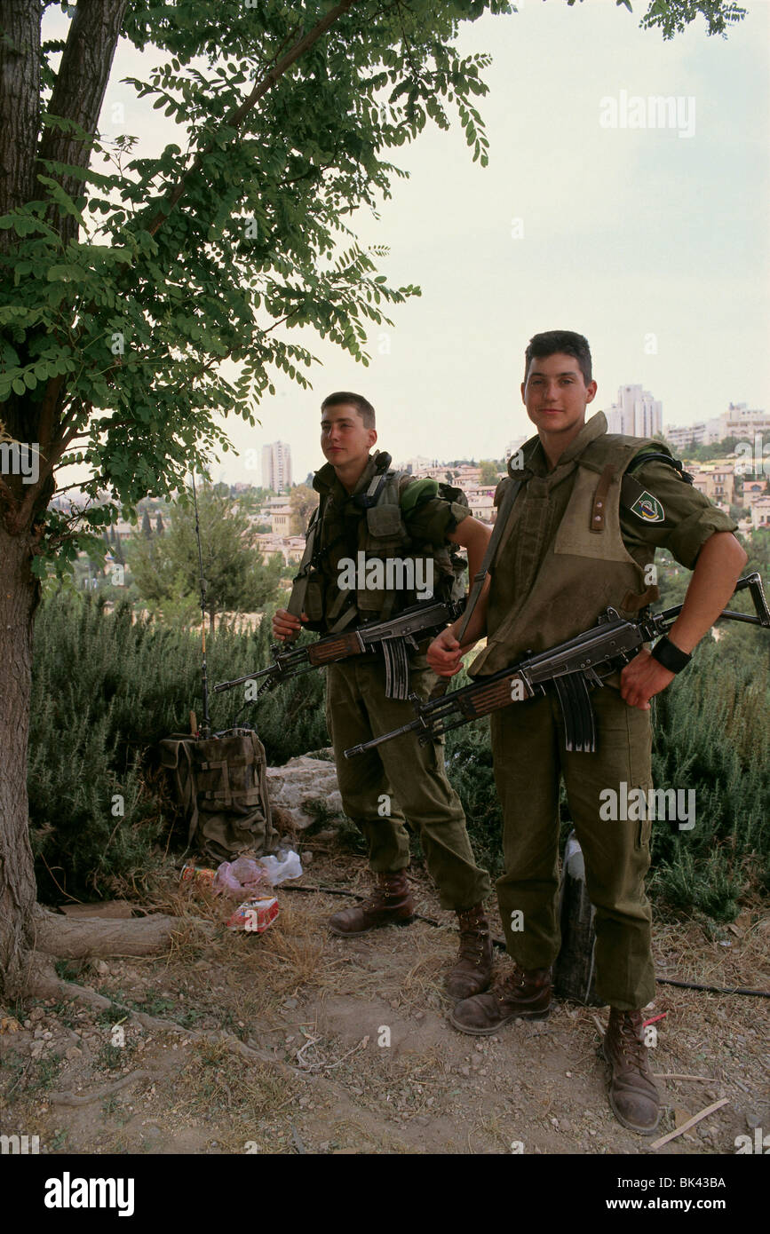 Portrait de deux soldats israéliens avec l'IDF infantry brigade Nahal sur les épaules sur leur uniforme. Banque D'Images