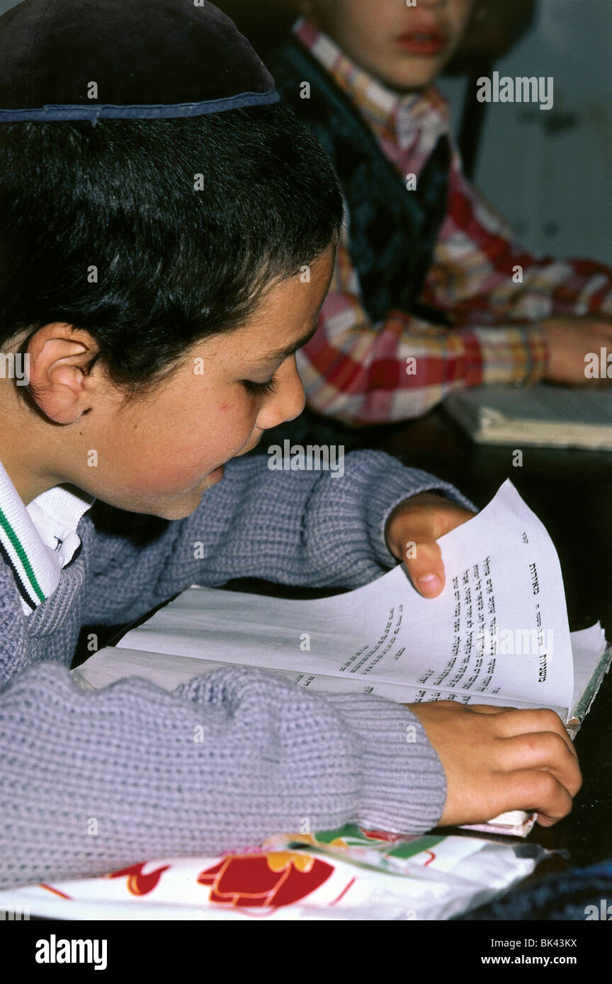 Garçon à l'école la lecture de la Torah, Israël Banque D'Images