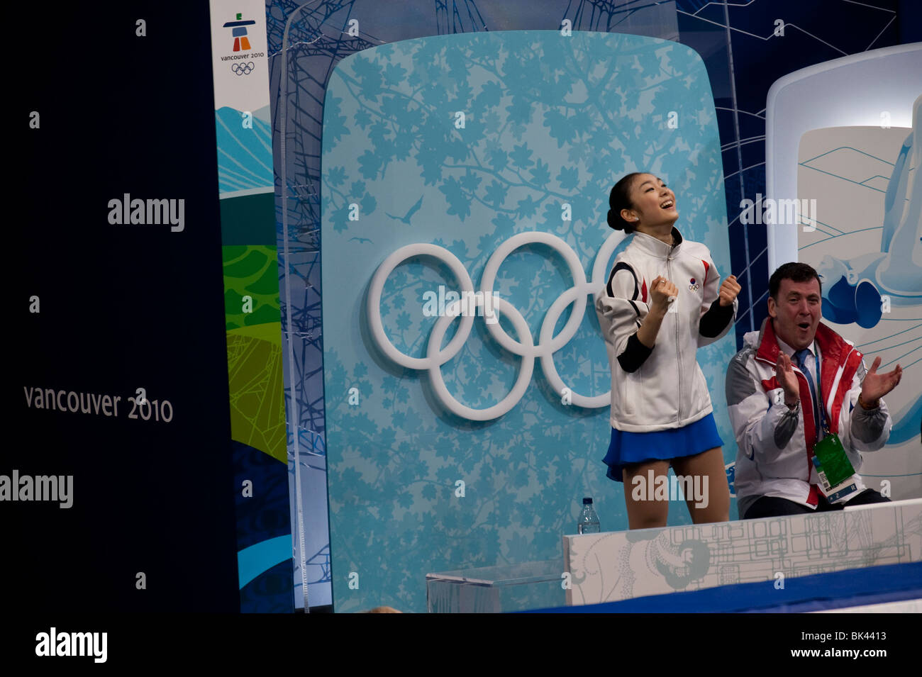 Yu-Na Kim (KOR) avec son entraîneur Brian Orser dans le baiser et pleurer après avoir participé à la Figure Skating Mesdames Banque D'Images