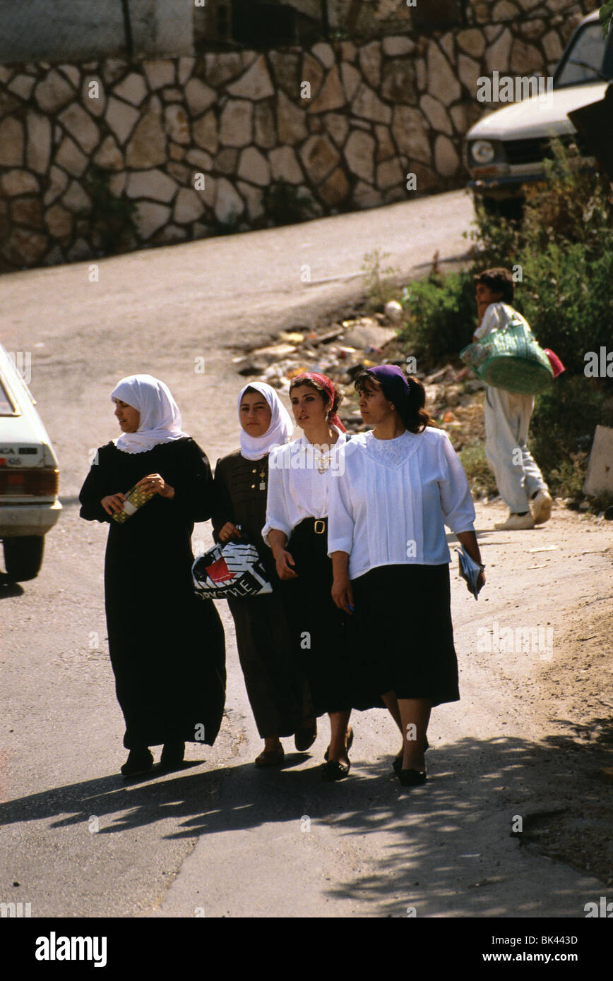 Femmes marchant le long d'une route, Israël Banque D'Images