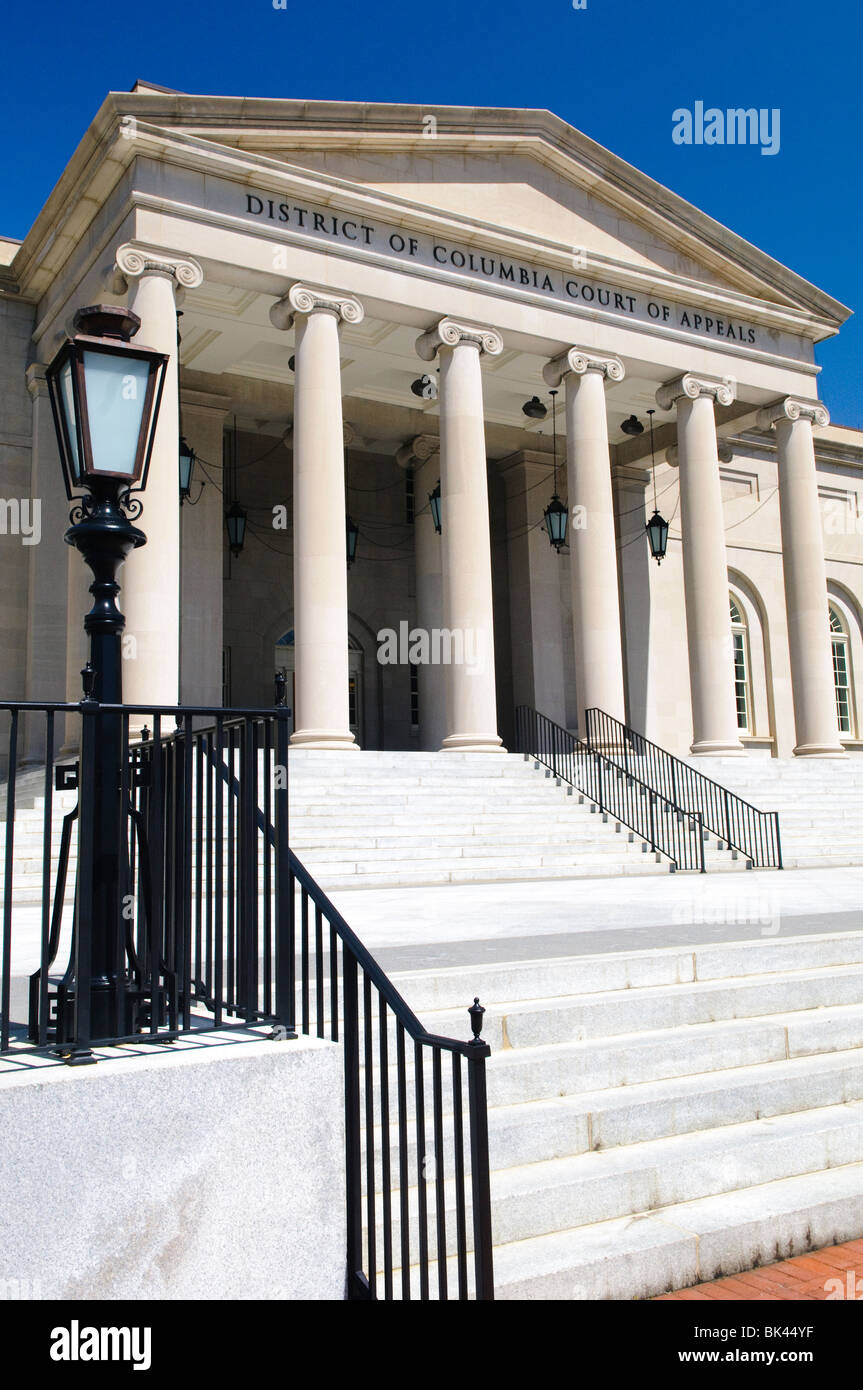 WASHINGTON DC, États-Unis — le bâtiment de la Cour d'appel du District de Columbia, situé dans le centre-ville de Washington DC, est la plus haute cour du District. Ce bâtiment historique, connu pour son architecture classique, joue un rôle essentiel dans le système judiciaire de la capitale nationale. La Cour d'appel supervise les affaires de la Cour supérieure et assure la justice dans le district. Banque D'Images