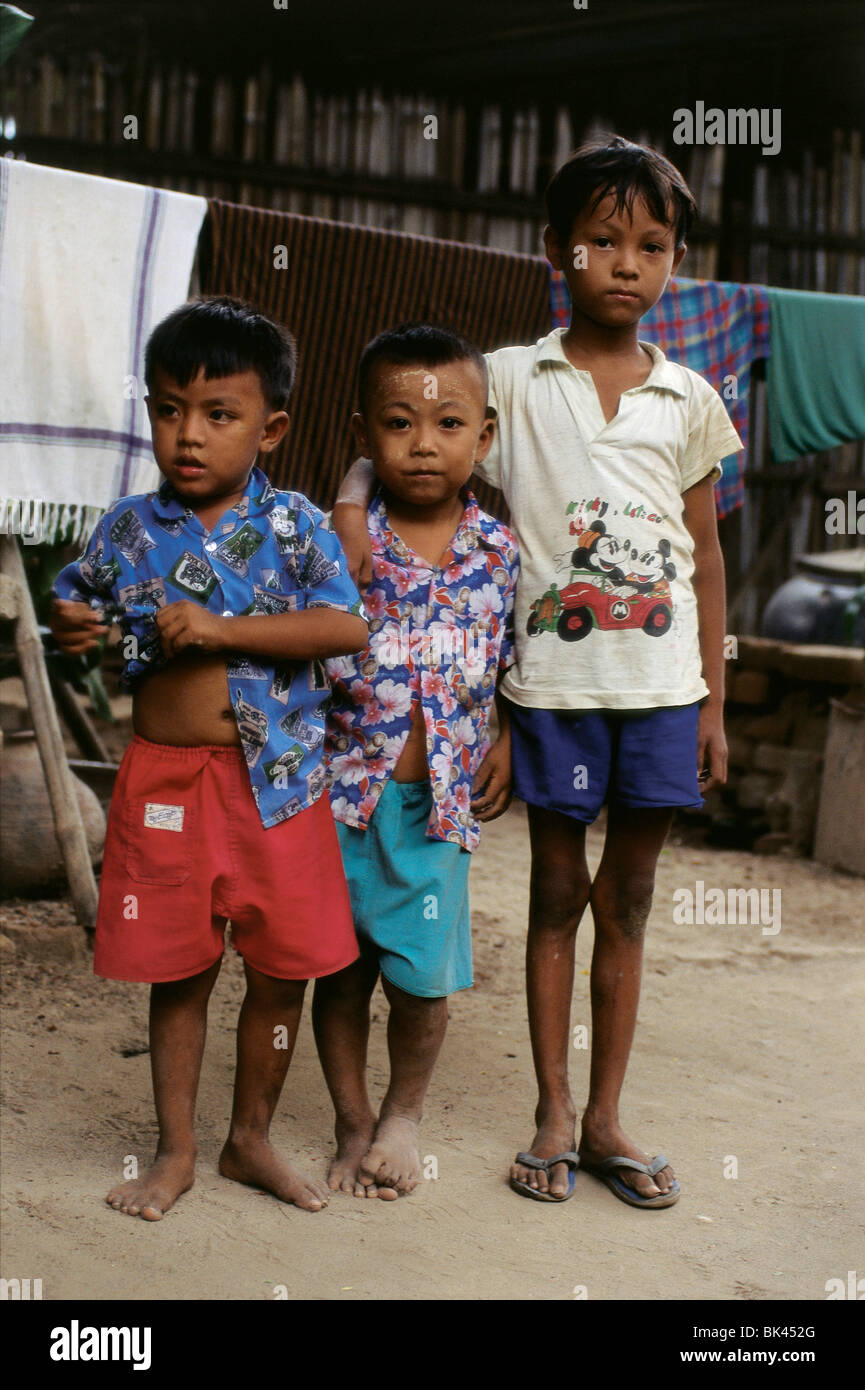 Trois jeunes garçons, Myanmar Banque D'Images