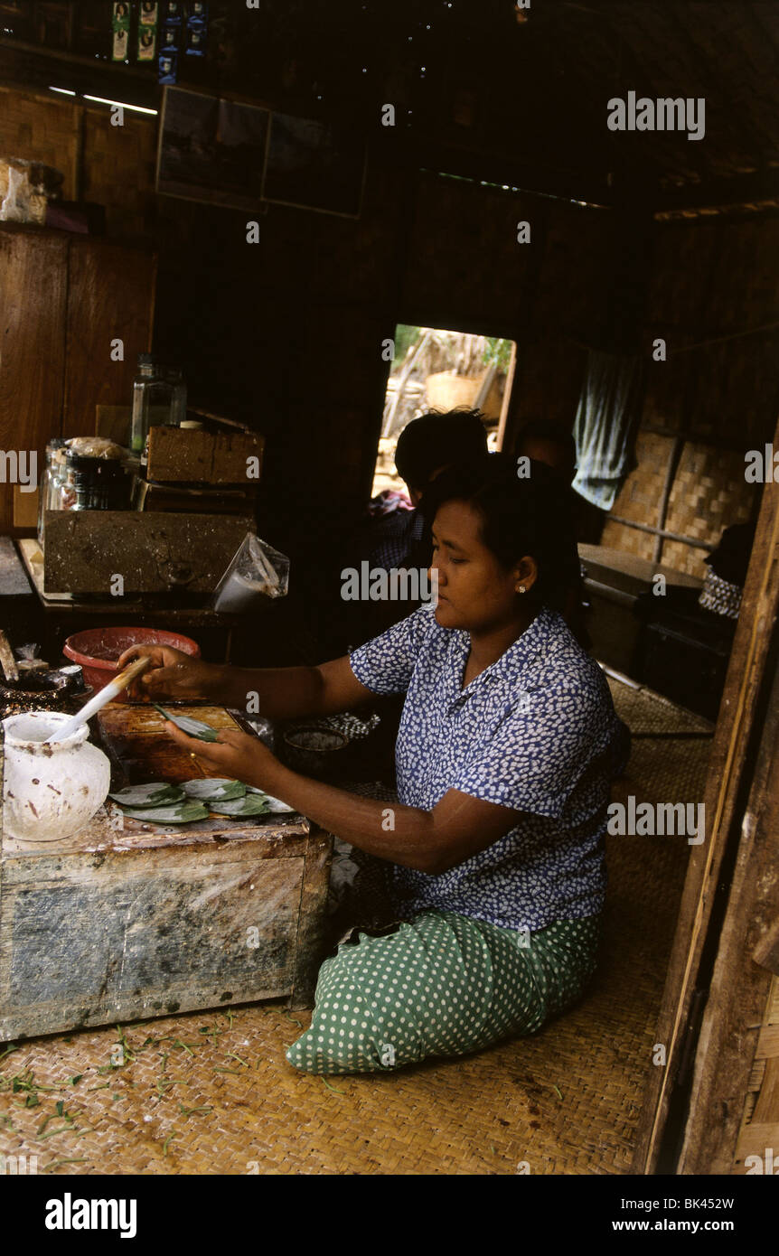 L'application de chaux-de vendeurs d'aliments de coller les feuilles de vigne de bétel pour ìbetel chews,î Myanmar Banque D'Images