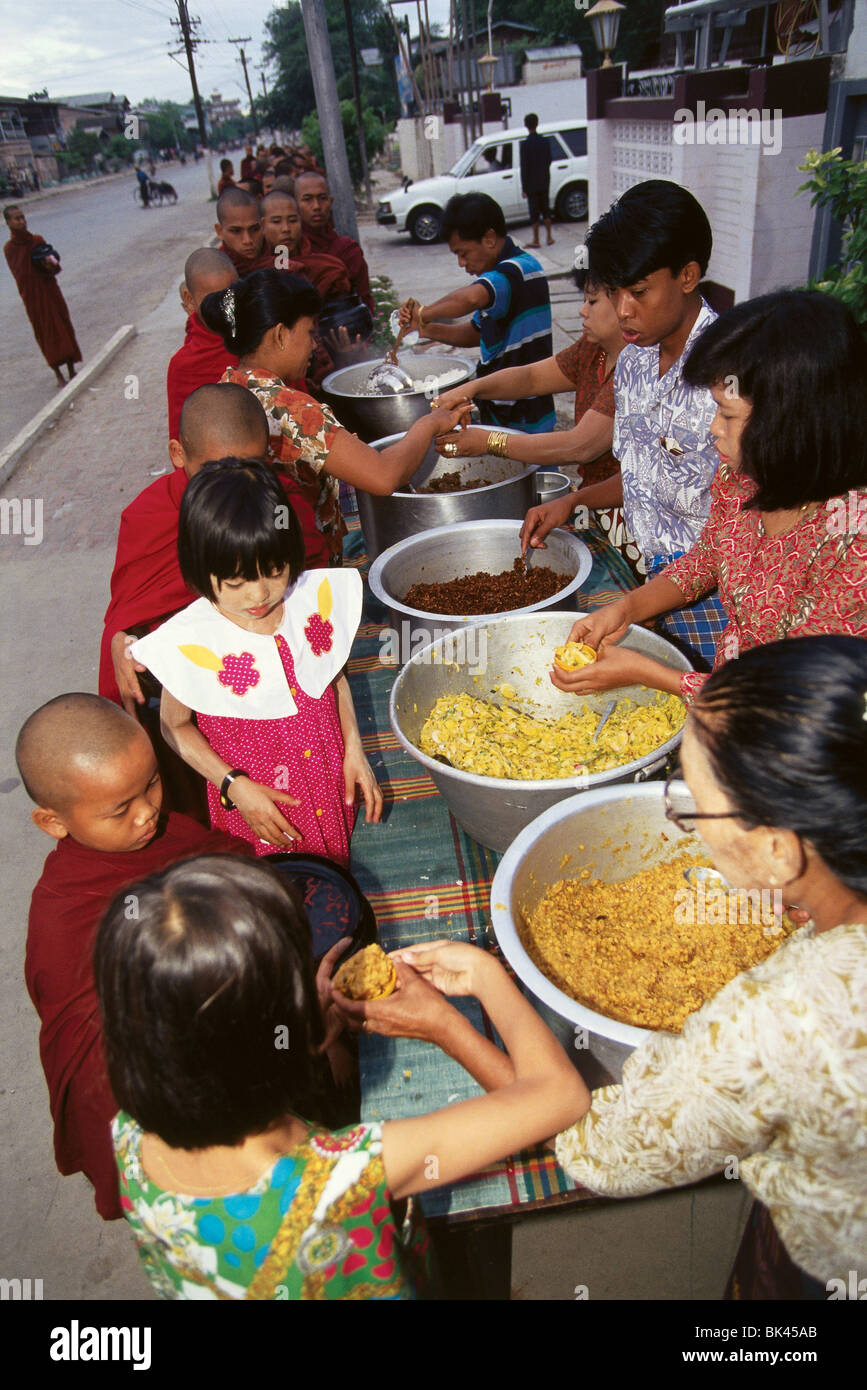 Service de nourriture pour les jeunes moines bouddhistes, Bagan, Myanmar Banque D'Images