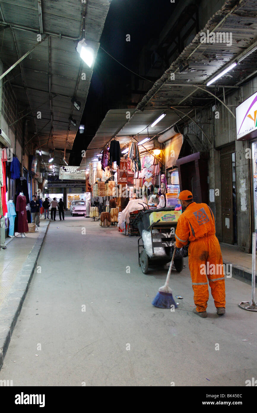 Un travailleur de rue à balayer le souk Hamidiyya à Damas, en Syrie. Banque D'Images