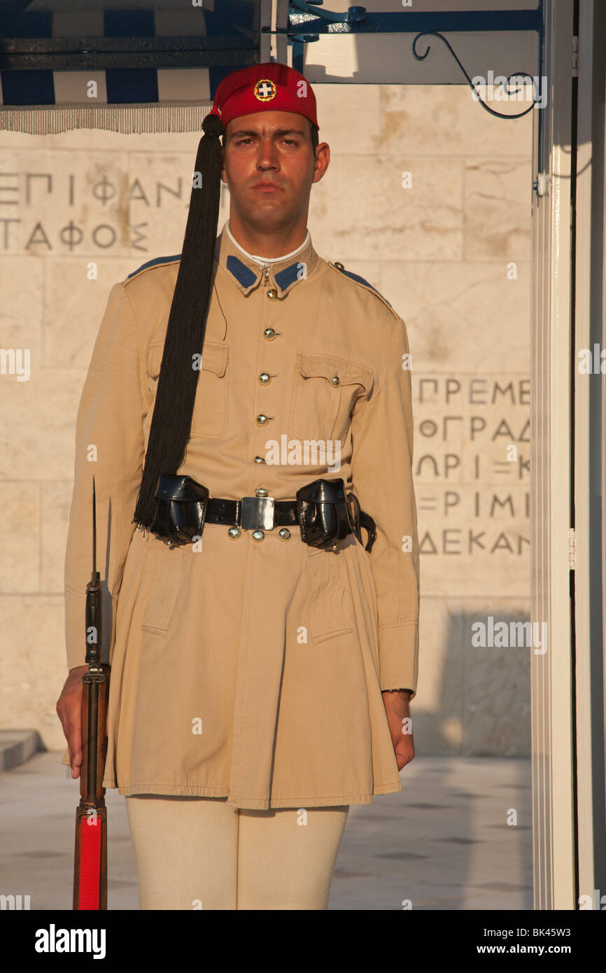 La garde présidentielle d'Evzone en uniforme de service d'été kaki au Parlement grec à Athènes Banque D'Images