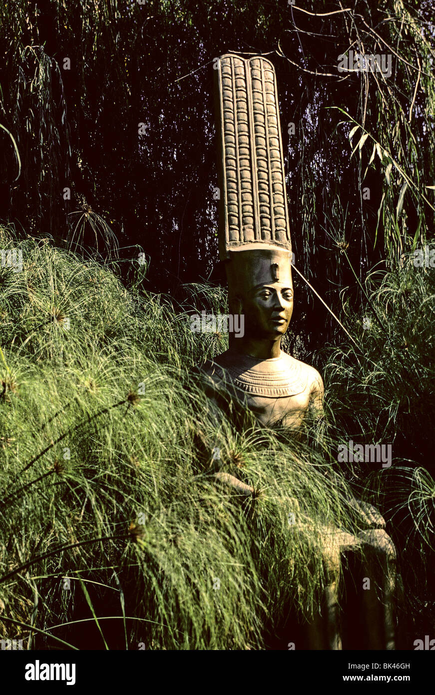 Sculpture de déité égyptienne Amon (dieu de la mort) avec une haute couronne de plumes chez Dr Ragab's Village pharaonique (une Histoire vivante Banque D'Images