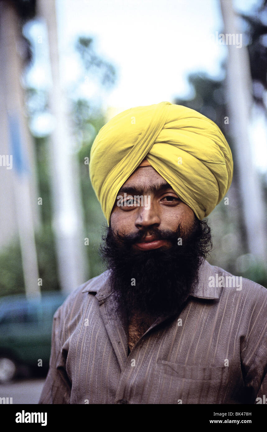 Homme sikh portant dastar jaune de l'Inde. Turban Sikh article de foi représente l'honneur de soi courage spiritualité et la piété. Banque D'Images