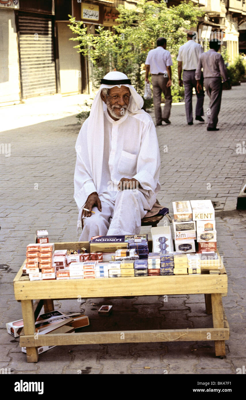 Vendeur de cigarettes dans les rues de Bagdad, en Irak Banque D'Images