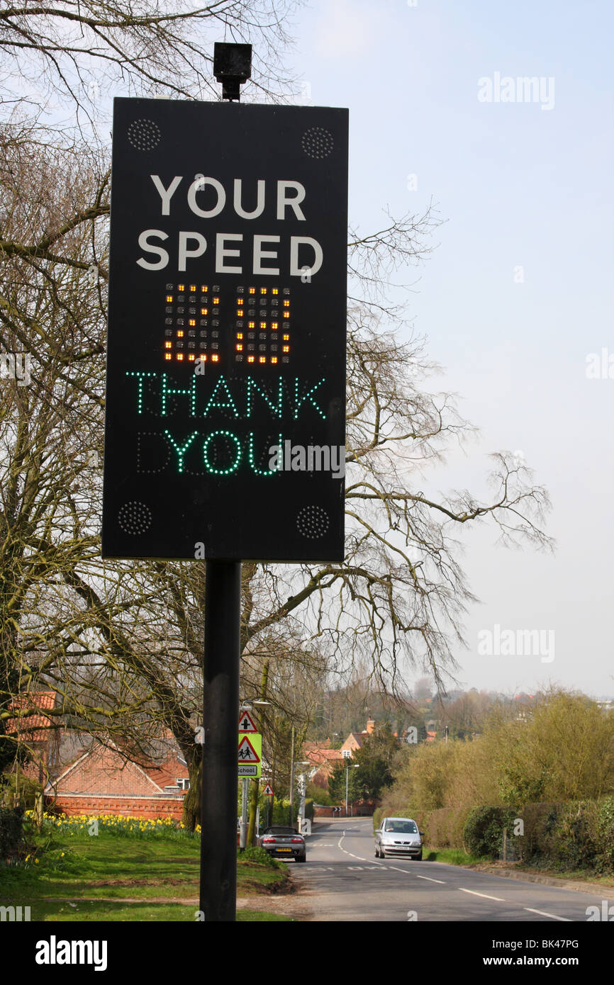 Un panneau d'avertissement de vitesse électronique au Royaume-Uni. Banque D'Images