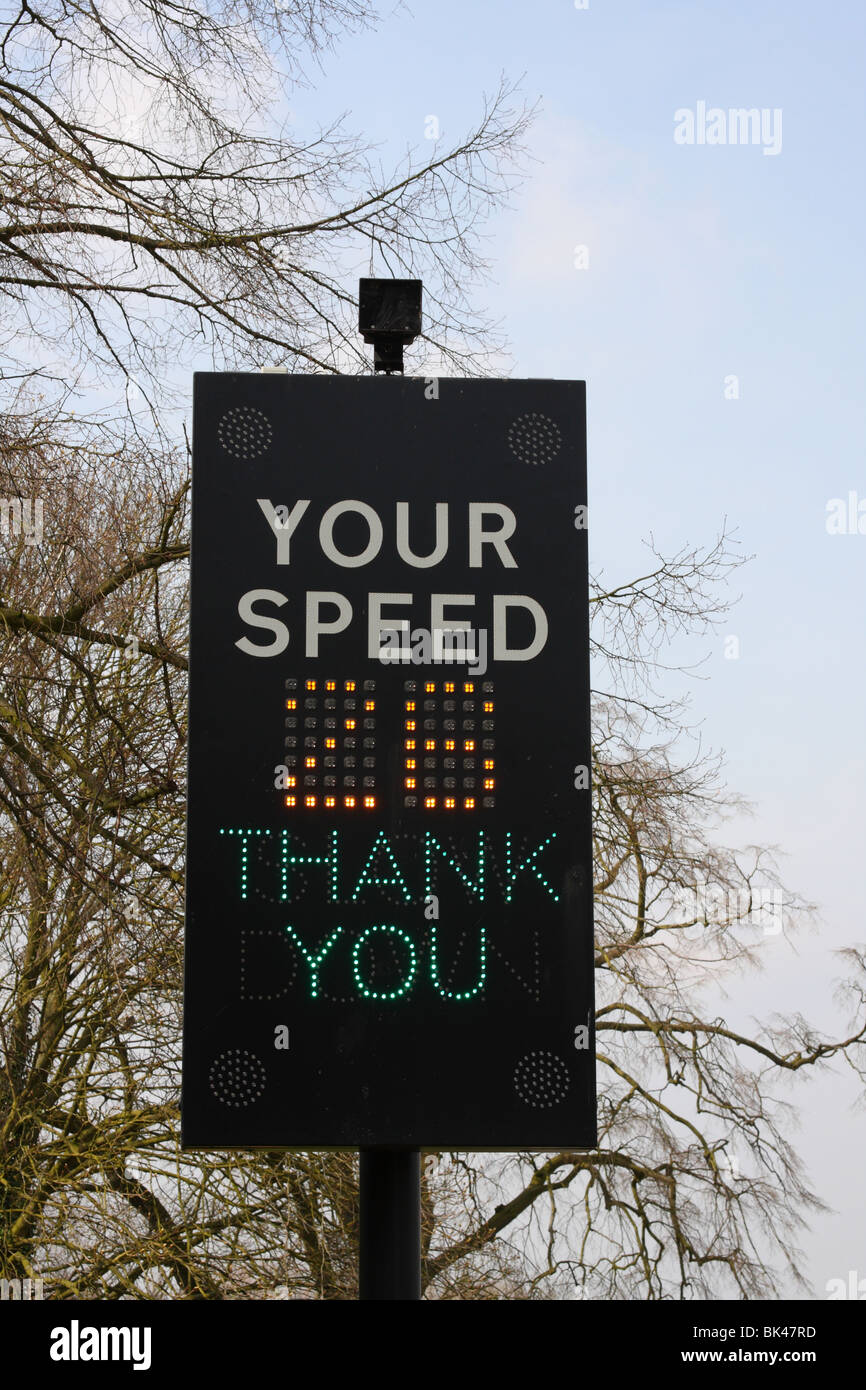 Un panneau d'avertissement de vitesse électronique au Royaume-Uni. Banque D'Images