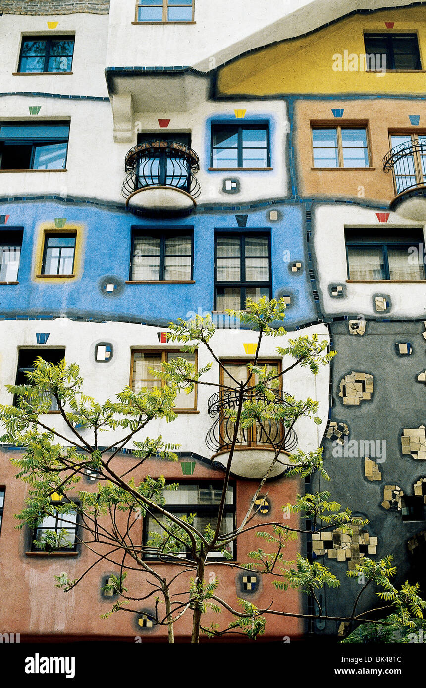 Maisons de vacances Hundertwasser Vienne, Autriche organiques colorées façade d'un immeuble conçu par l'esprit de l'environnement Banque D'Images
