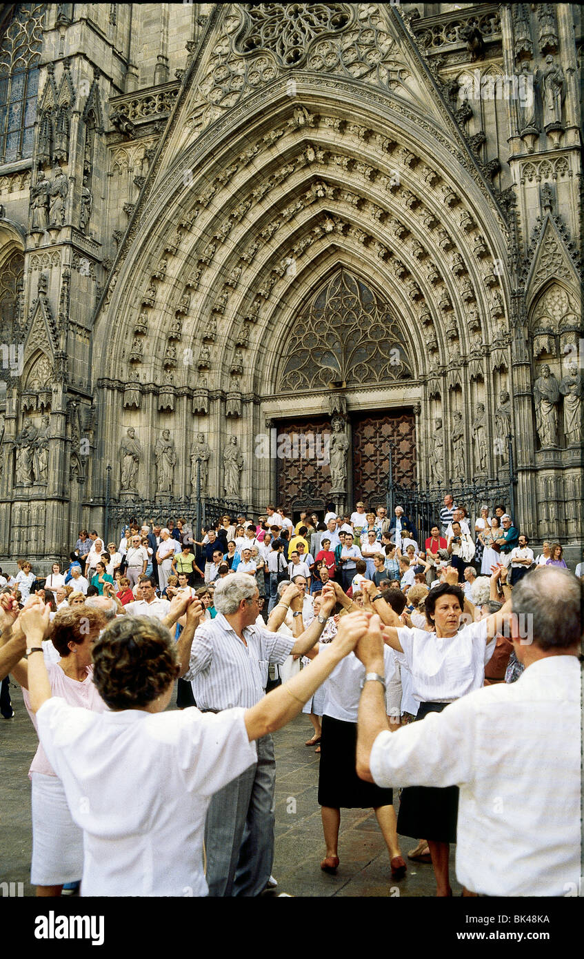 Les gens danser la Sardana danse folklorique après la messe le dimanche en face de la cathédrale gothique de Santa Eulalia à Barcelone Espagne Ce Banque D'Images