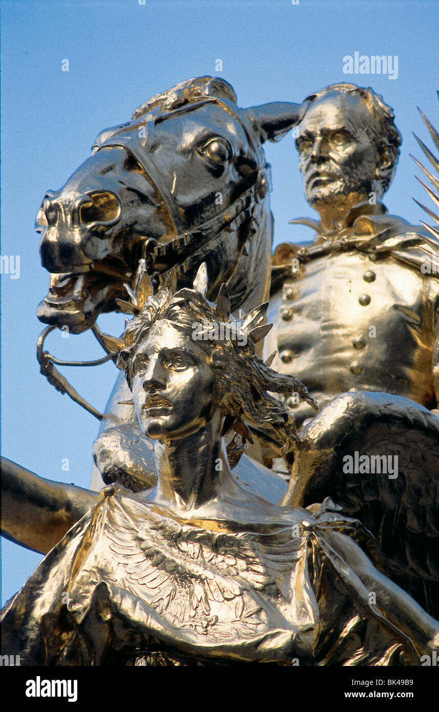 Nike déesse ou Victoria & le général William Tecumseh Sherman sculpture en bronze de la feuille d'or dans la ville de New York a terminé en 1903 Banque D'Images