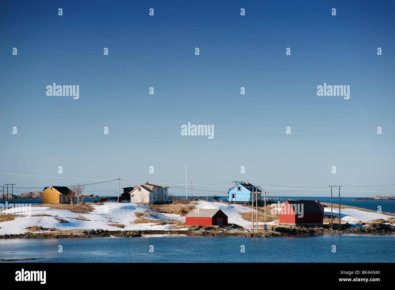 Maisons en bois colorées et peintes de couleurs vives au bord de la mer à Eggum, sur les îles Lofoten, en Norvège Banque D'Images