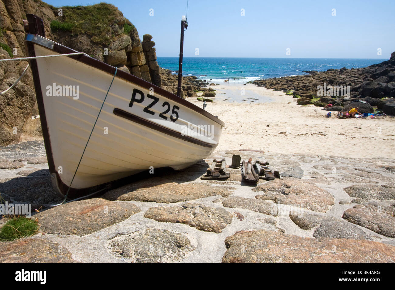 Un petit bateau amarré à porthgwarra, Cornwall, uk Banque D'Images