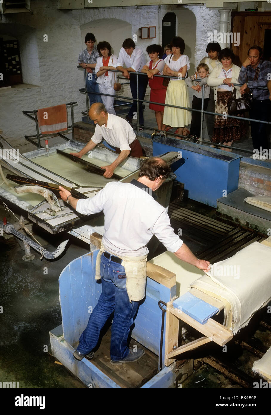 La fabrication du papier à la main l'affichage à Wookey Hole England UK Banque D'Images