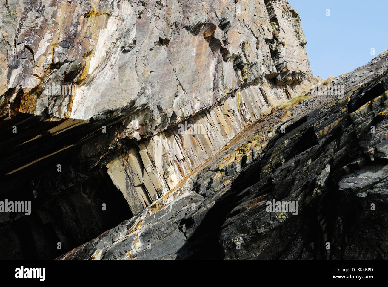 Exemple de strates de roche, le baguage et l'érosion pour former des grottes de la mer Banque D'Images