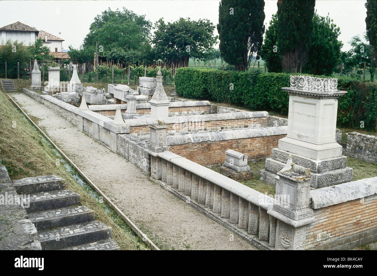 Cimetière à Aquileia, italie Banque D'Images