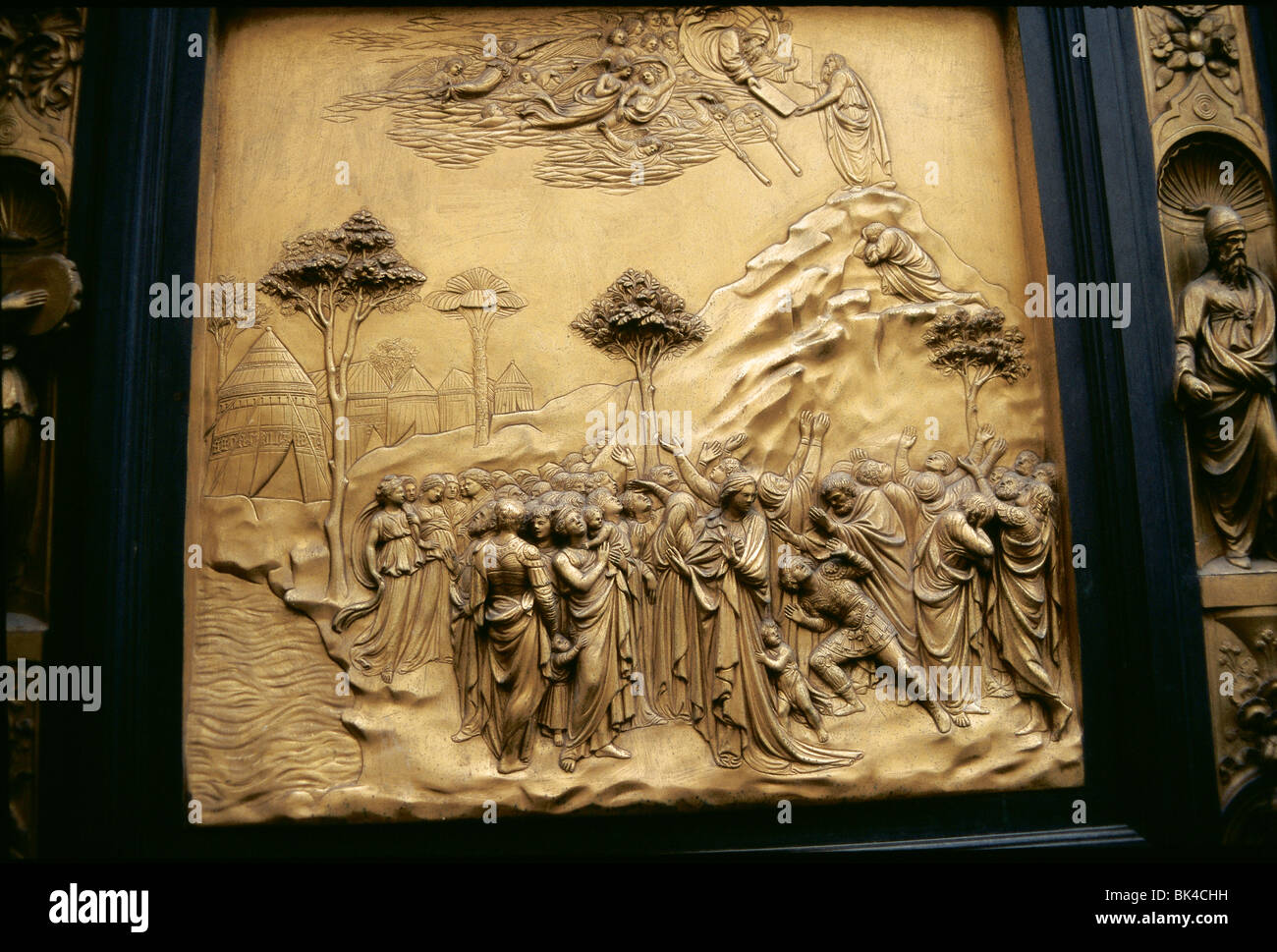 Portes à panneaux de bronze (connu sous le nom de Portes du Paradis de Lorenzo Ghiberti) sur le Baptistère de San Giovanni par Lorenzo Ghiberti Florence Banque D'Images
