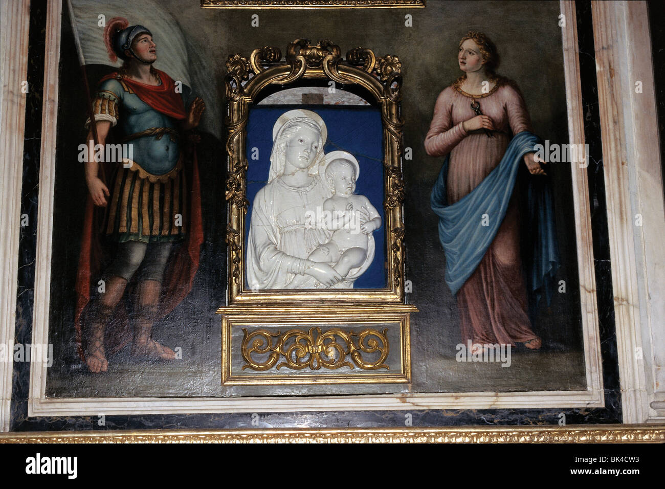 Relief sculpture de Vierge à l'enfant par Andrea della Robbia à l'intérieur de l'église de San Michele, Luca, Italie Banque D'Images
