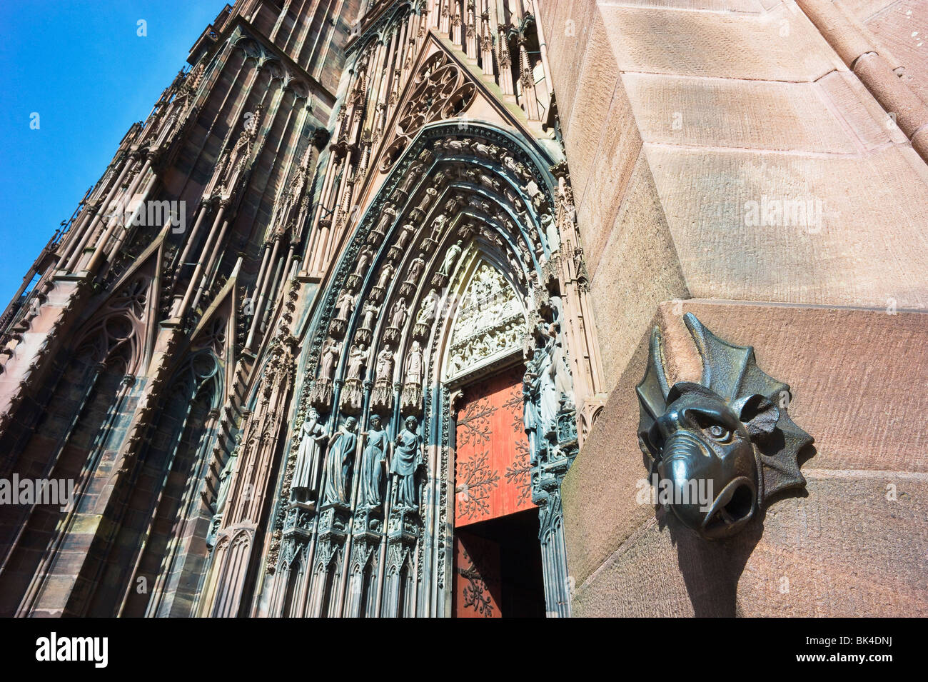 Strasbourg cathédrale gothique Notre-Dame, 14e siècle, chimera à droite portail, tympan, Alsace, France, Europe, Banque D'Images