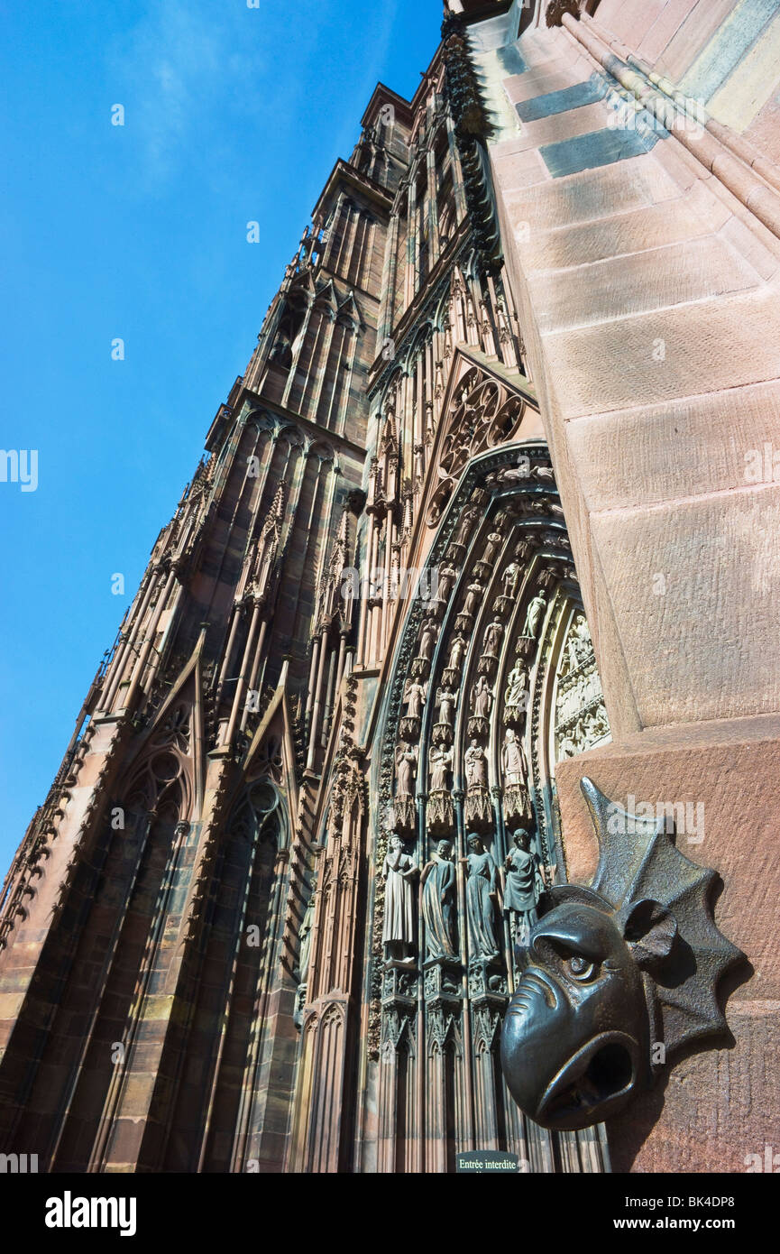 Strasbourg cathédrale gothique Notre-Dame, 14e siècle, chimera à droite portail, tympan, Alsace, France, Europe, Banque D'Images