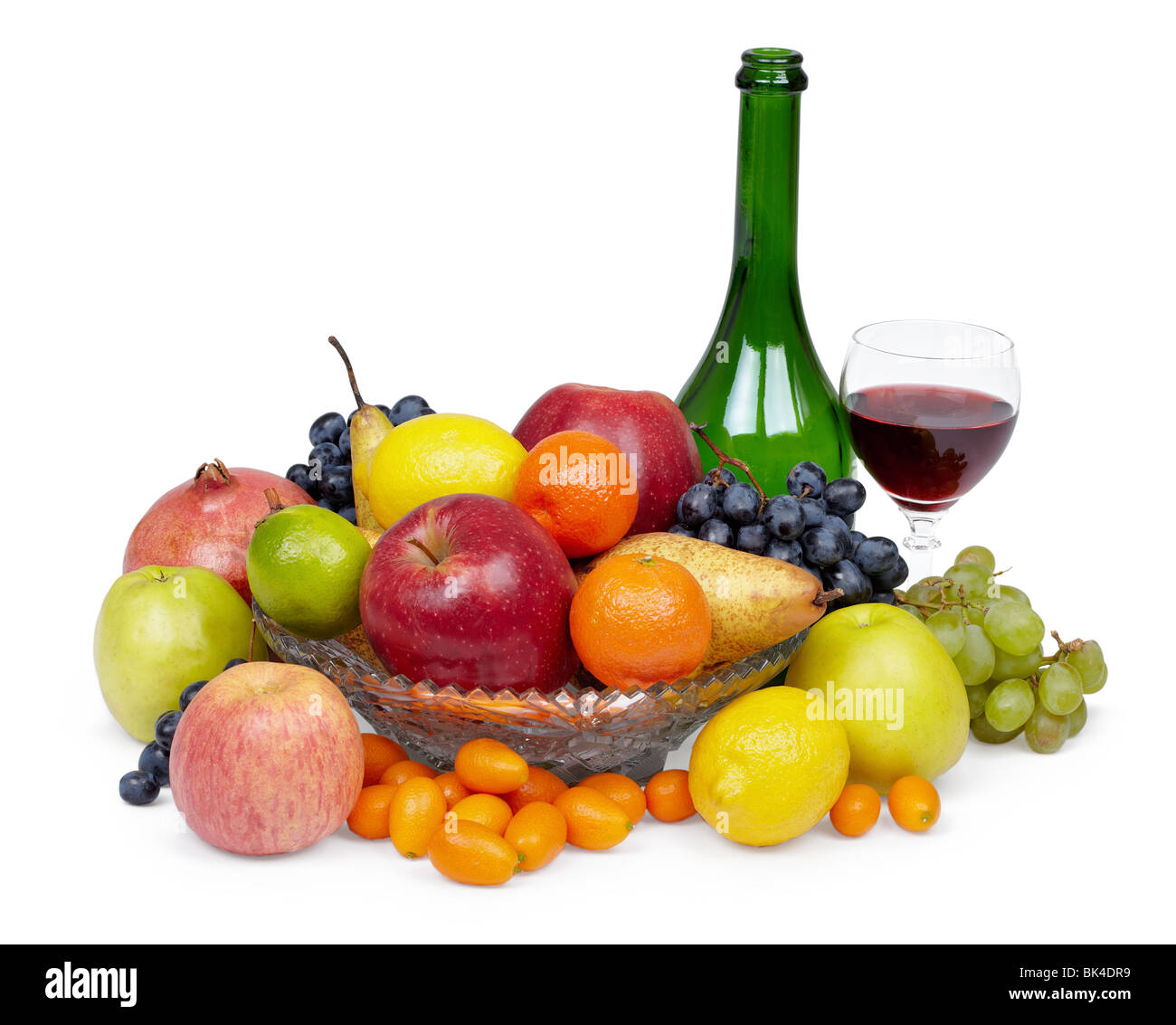 Un gros tas de fruits et de vin rouge sur blanc Banque D'Images