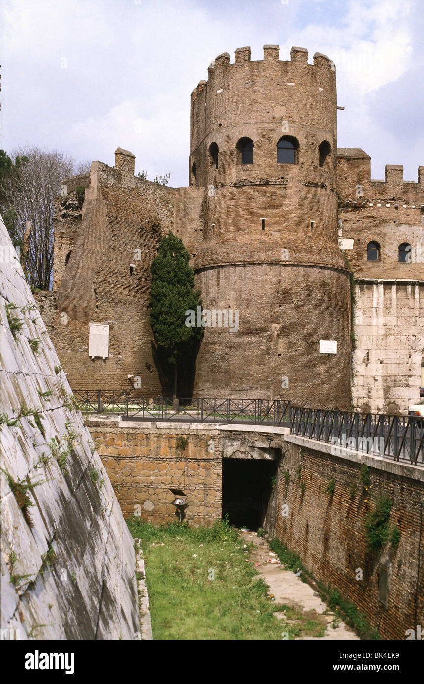 Porta San Paolo est l'une des portes du sud au 3ème siècle d'Aurélien de Rome, Italie Banque D'Images