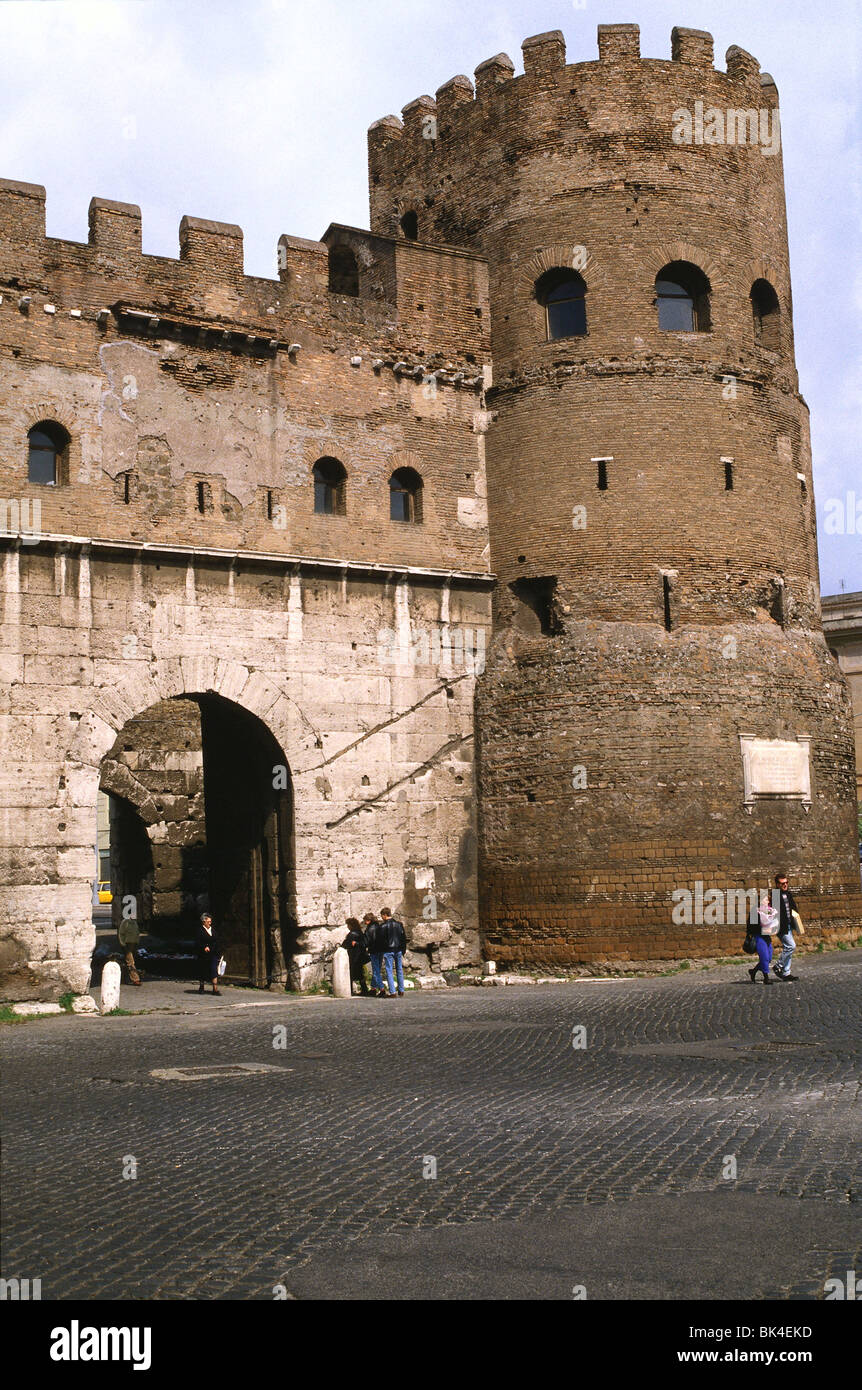 Porta San Paolo est l'une des portes du sud au 3ème siècle d'Aurélien de Rome, Italie Banque D'Images