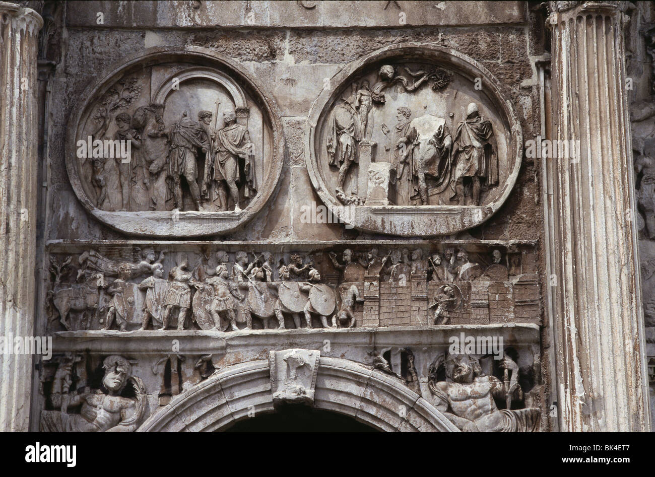 Frises sur l'Arc de Constantin, Rome Banque D'Images