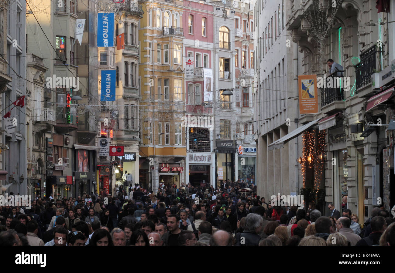 La rue Istiklal est plus surpeuplés street d'Istanbul,Turquie Banque D'Images