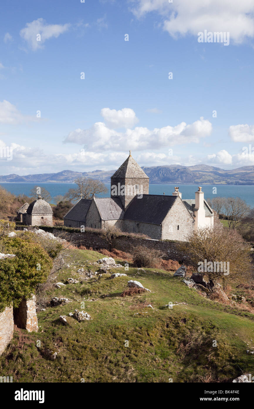 Penmon Prieuré St ou monastère Seiriol's vue vers le nord du Pays de Galles et l'ensemble de la côte du détroit de Menai. Penmon, Anglesey, au nord du Pays de Galles, Royaume-Uni Banque D'Images