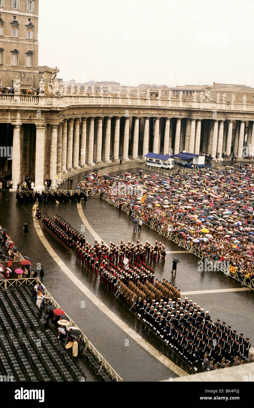 Foule à la place Saint Pierre, Rome Banque D'Images