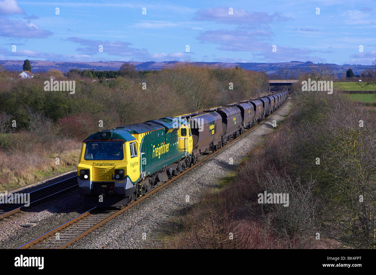 Freightliner GE 70003 passe par Badgeworth (Chelteham) avec 4Z70 Rugeley - Stoke Gifford charbon vide sur 04/03/10. Banque D'Images