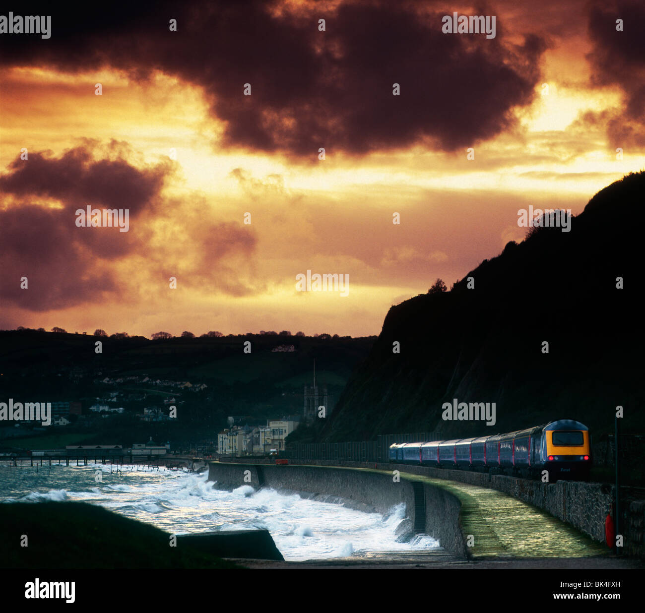 Un premier grand Western train à grande vitesse vers l'ouest le long de la digue à Teignmouth, Devon au crépuscule Banque D'Images