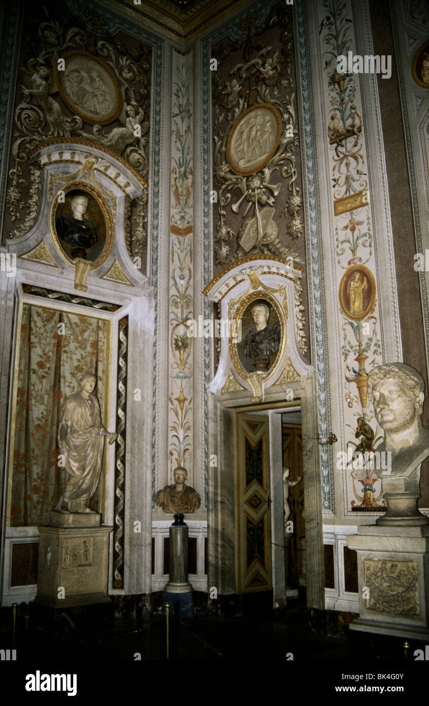 Architecture et détail architectural de l'intérieur avec sculpture et bustes dans la galerie et le musée Borghèse, Rome, Italie Banque D'Images