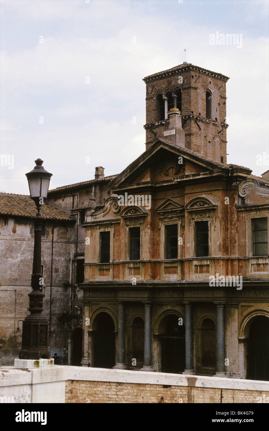 Basilica di San Bartolomeo all'Isola, avec la Torre dei Caetani, Rome Banque D'Images