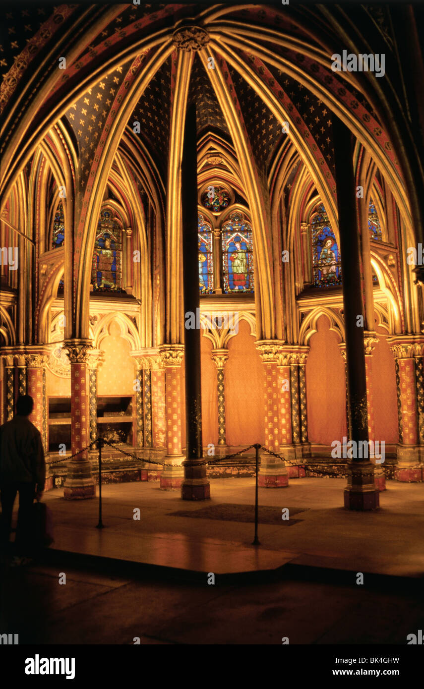 Dans la chapelle basse de la Sainte-Chapelle (La Sainte Chapelle) est une chapelle gothique sur l'île de la cité au coeur de Paris, France. Banque D'Images