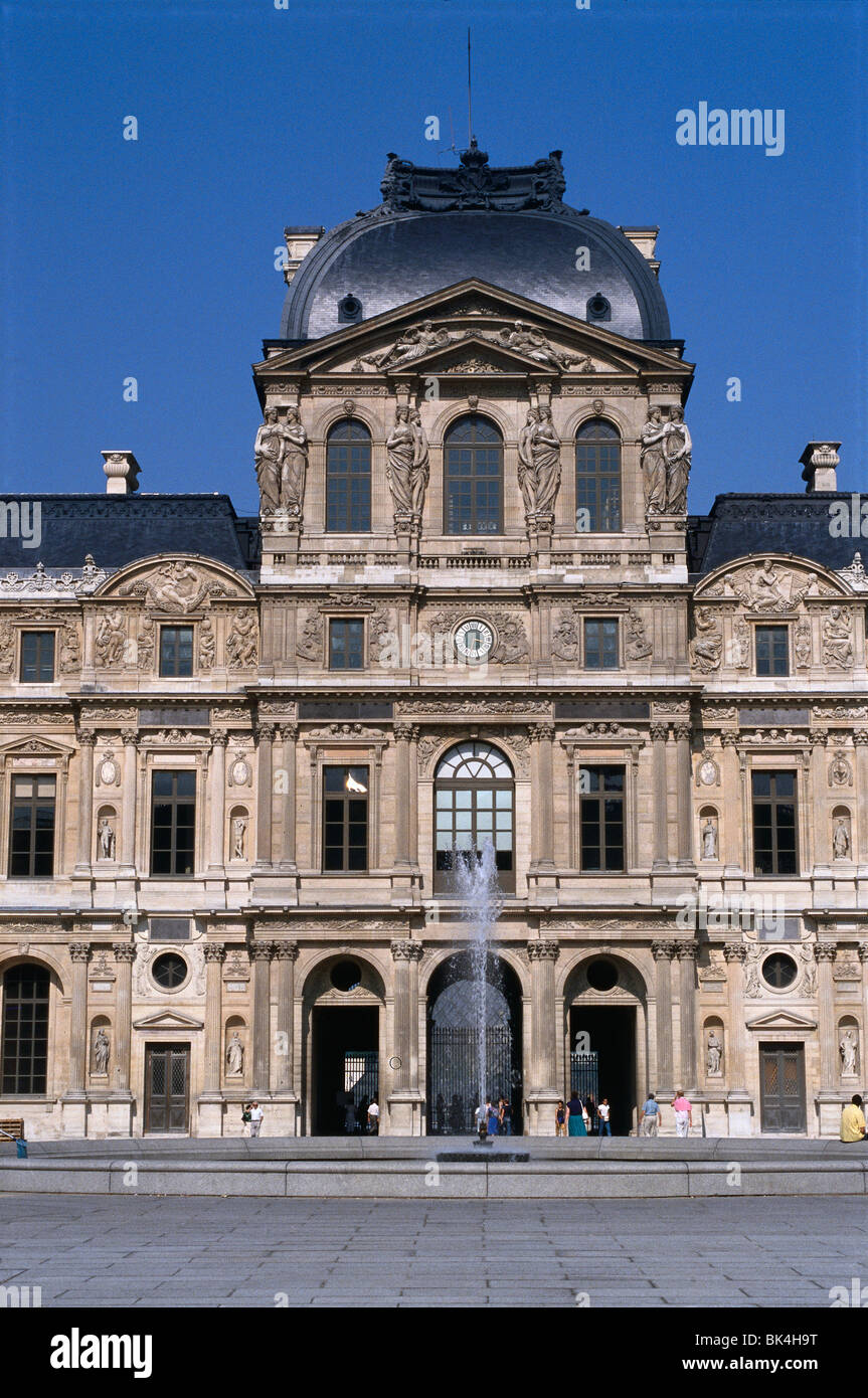 Pavillon de l’horloge Pavillon du Palais du Louvre conçu par l’architecte Jacques Lemercier, Musée du Louvre à Paris, France Banque D'Images