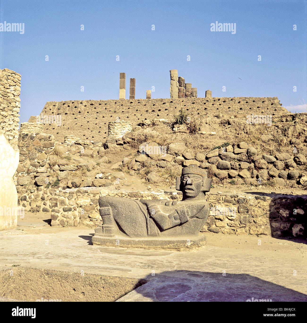 Un Chac-Mool statue au Palais Quemado avec le Temple de Quetzalcoatl à l'arrière-plan, Site historique de Tula, Mexique Banque D'Images