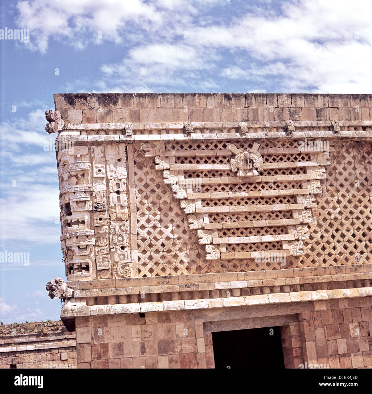 Détail architectural & Relief sculpture représentant des masques du dieu de la pluie Chac sur les murs du Quadrangle Nunnery à Uxmal au Mexique Banque D'Images
