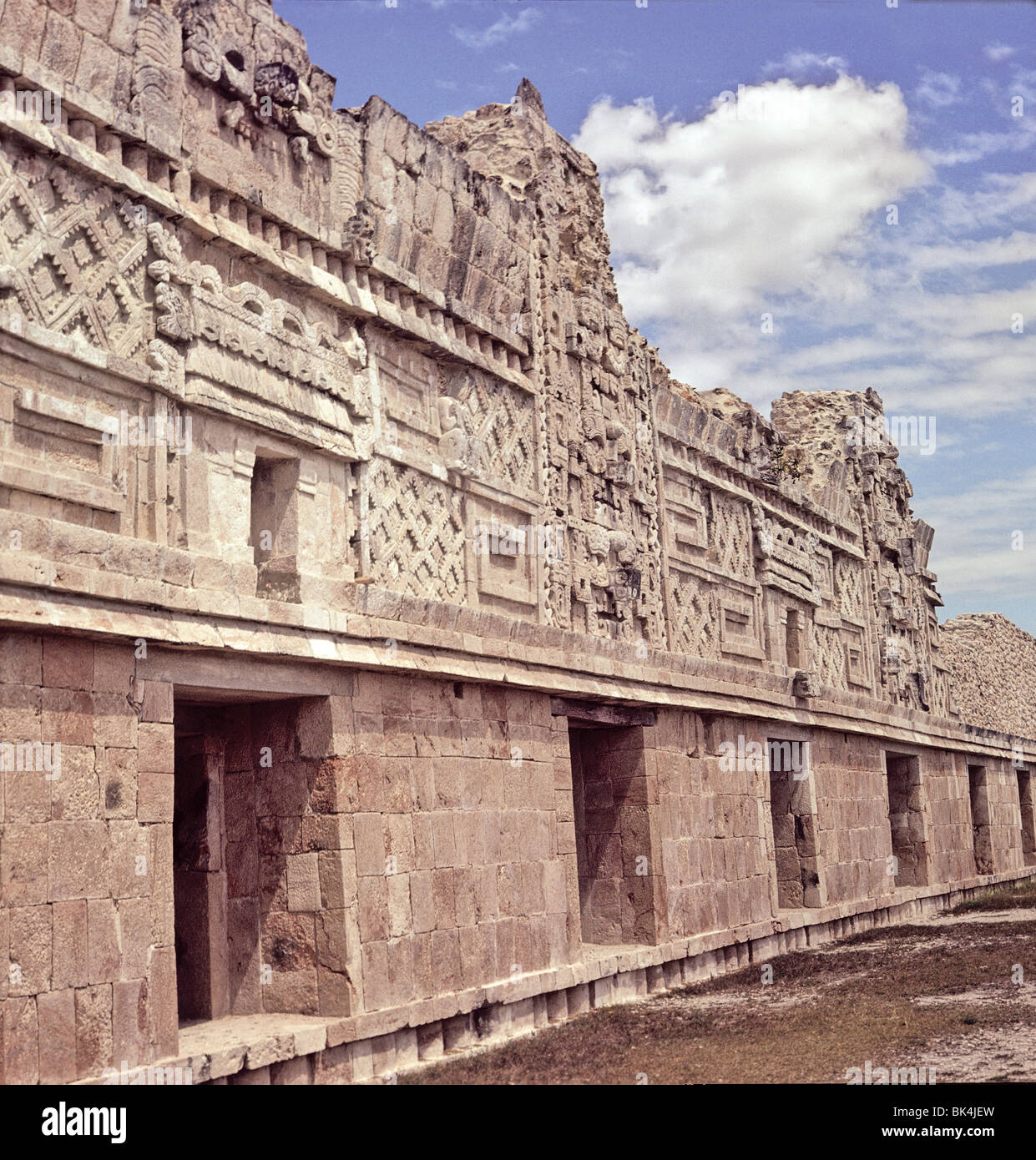 Détail de l'architecture et sculpture de secours sur les murs intérieurs de la Nunnery Quadrangle à Uxmal, Mexique Banque D'Images