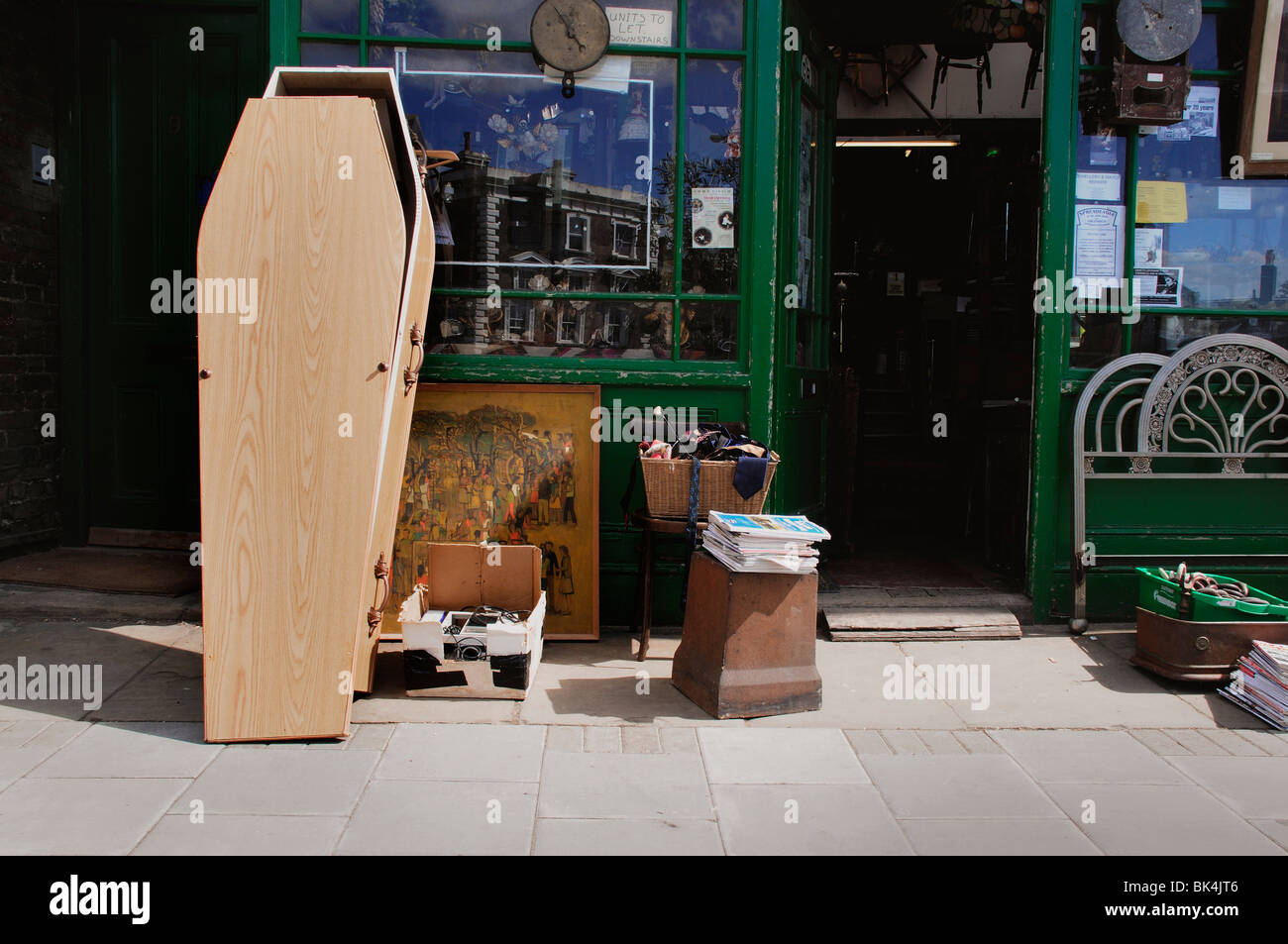 Coffin non utilisés à l'extérieur permanent junk antique shop Banque D'Images