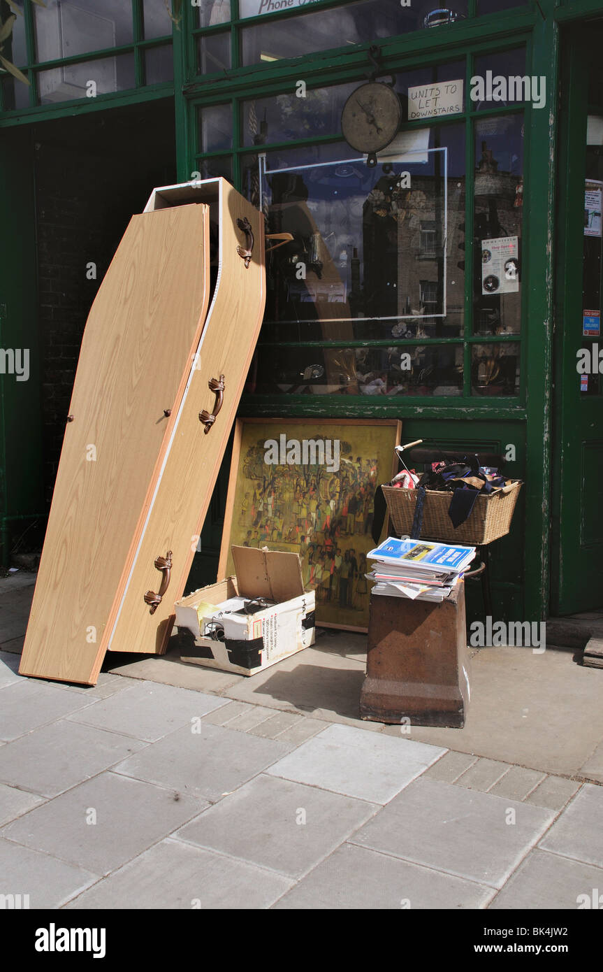 Coffin non utilisés à l'extérieur permanent junk antique shop Banque D'Images