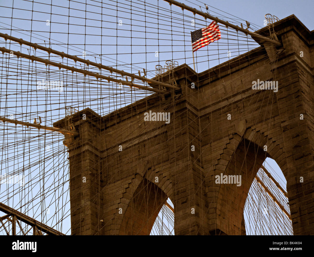 Pont de Brooklyn avec drapeau Banque D'Images