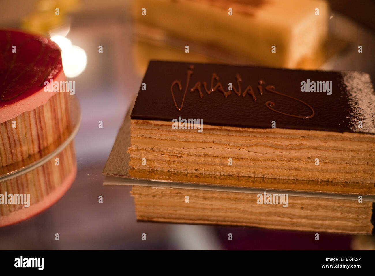 Partie de gâteau au chocolat en couches à côté d'un gâteau aux fruits rouges Banque D'Images