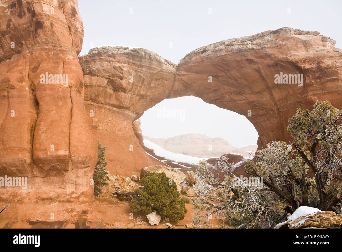 Broken Arch à Arches National Park, Utah. Neige et brouillard pendant la saison d'hiver. Banque D'Images