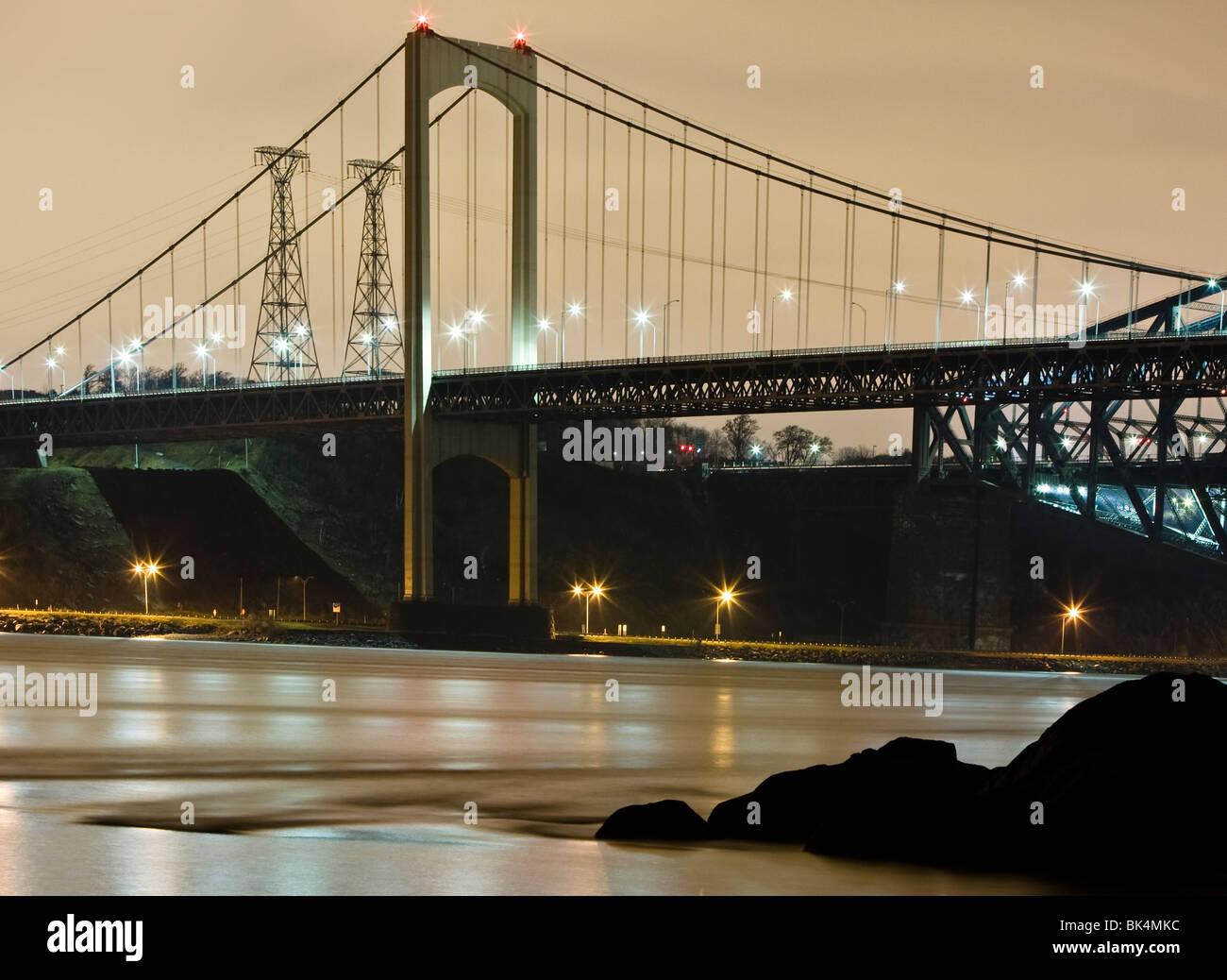 Vue de nuit Pont Pierre Laporte, pont sur le fleuve Saint-Laurent, vue, Québec, Canada Banque D'Images