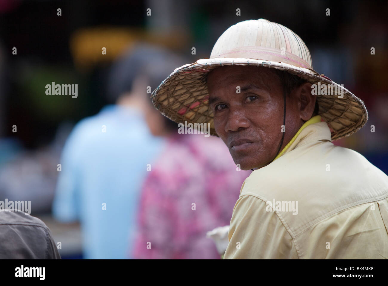 Les vendeurs dans un marché à Bangkok en Thaïlande Banque D'Images